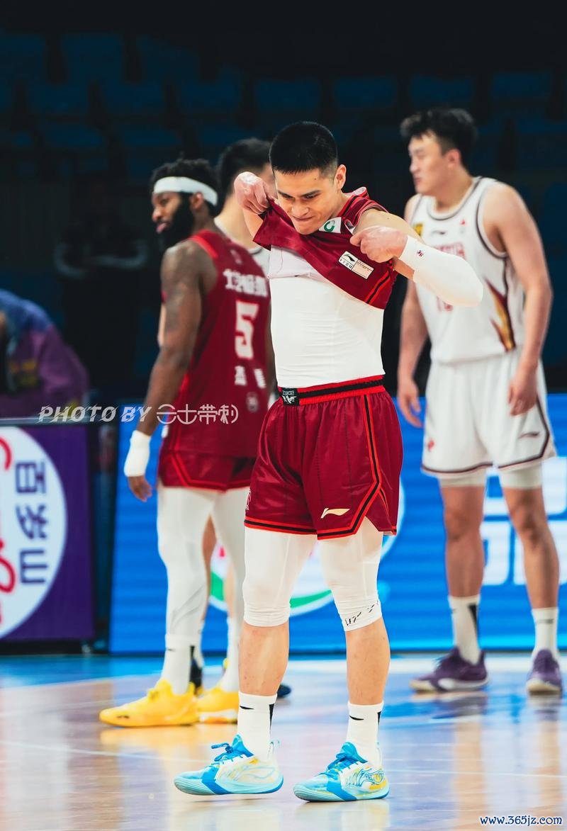 陈盈骏贡献15分首钢击败广州 琼斯三双吉林战胜江苏