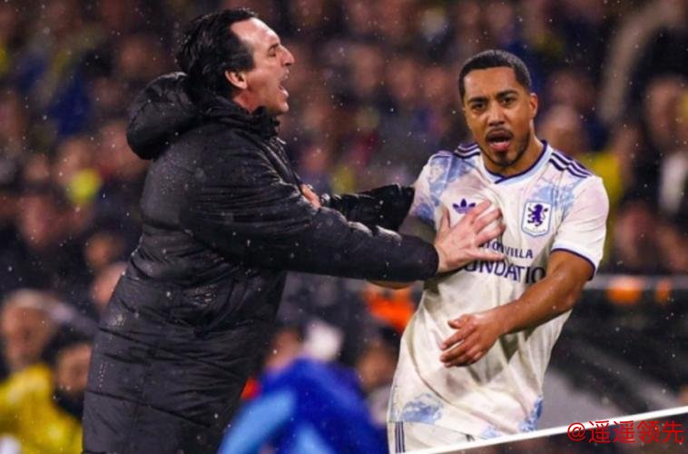 “你是我儿子” 争议一幕：54岁英超名帅怒推球员+拒拥抱 后者尴尬