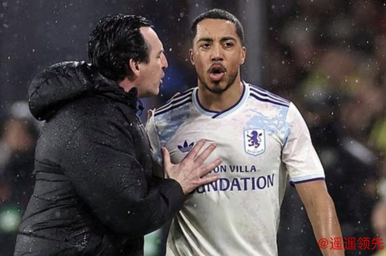 “你是我儿子” 争议一幕：54岁英超名帅怒推球员+拒拥抱 后者尴尬