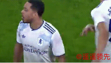 “你是我儿子” 争议一幕：54岁英超名帅怒推球员+拒拥抱 后者尴尬